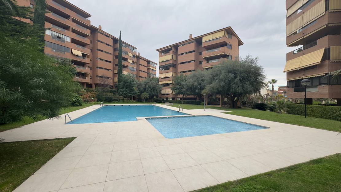 Aterförsäljning - Lägenhet - Alicante - Vistahermosa