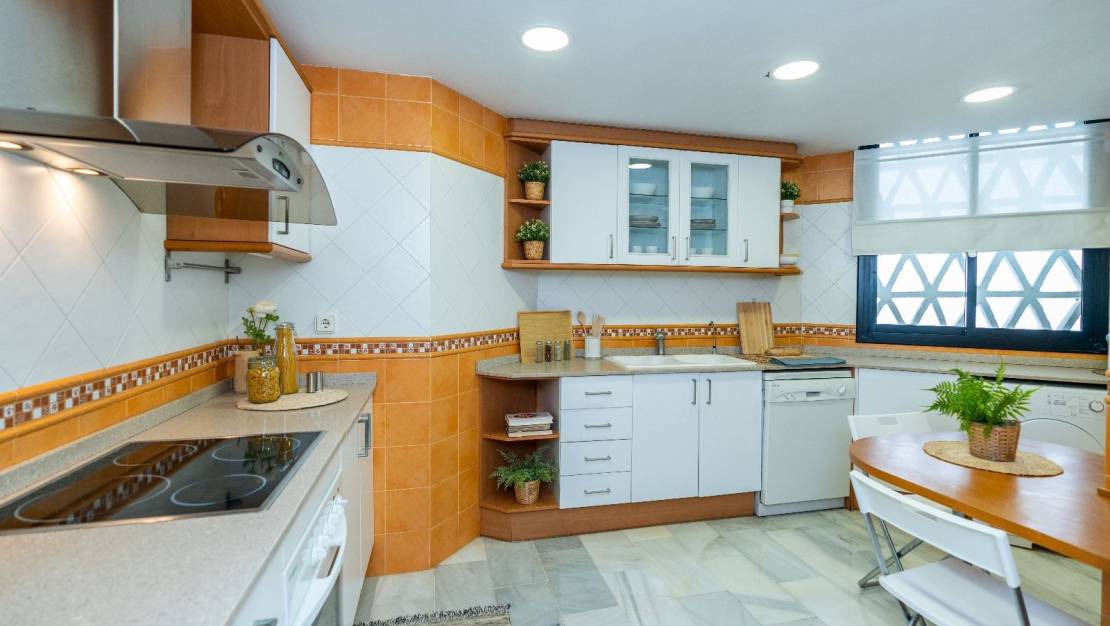 Resale - Apartment - Marbella - Puerto Banús